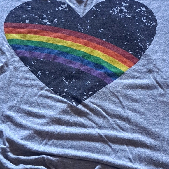 Flowers by Zoe Gray Rainbow Heart V-neck Distressed Shortsleeve Crop Top XL - Picture 9 of 10